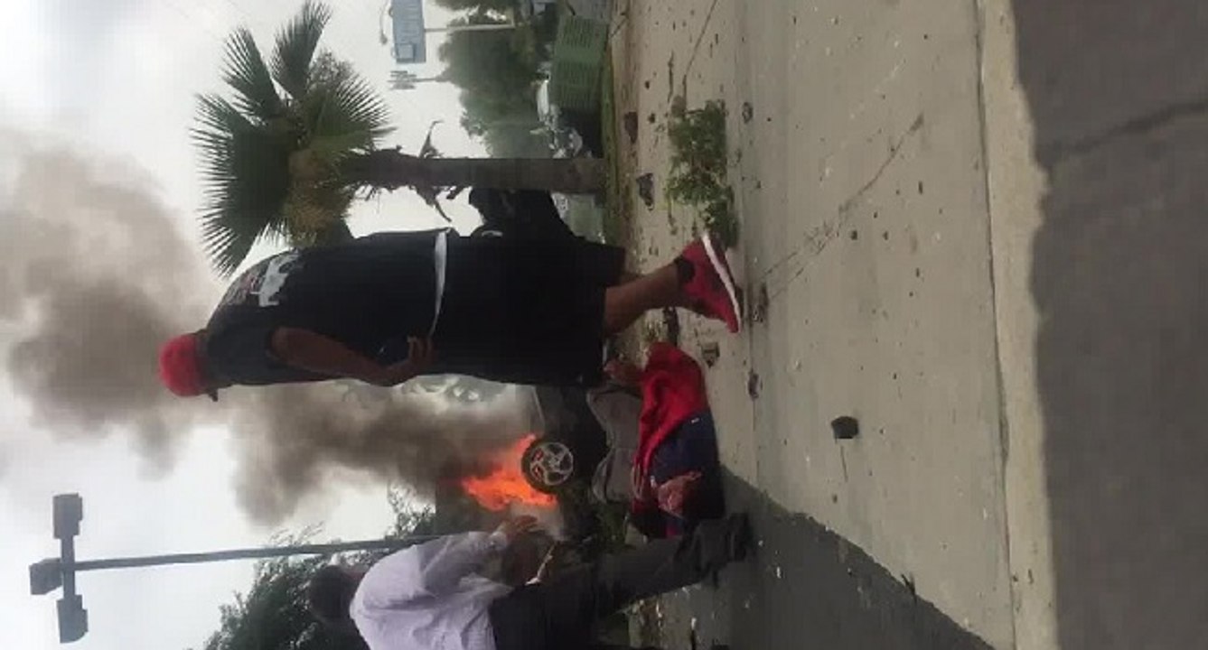 Il sort un automobiliste d'une voiture en feu