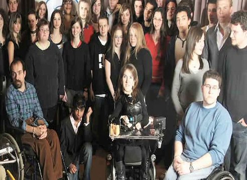 Atteinte d’une maladie génétique rare, grâce à Orianne et Phil Collin, elle sort un 2e album