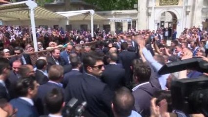 Başbakan Davutoğlu, Cami Cemaatinden Helallik Aldı (2)