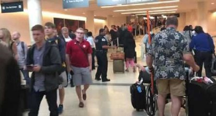 Un voyageur filme une interminable file d'attente dans un aéroport de Chicago