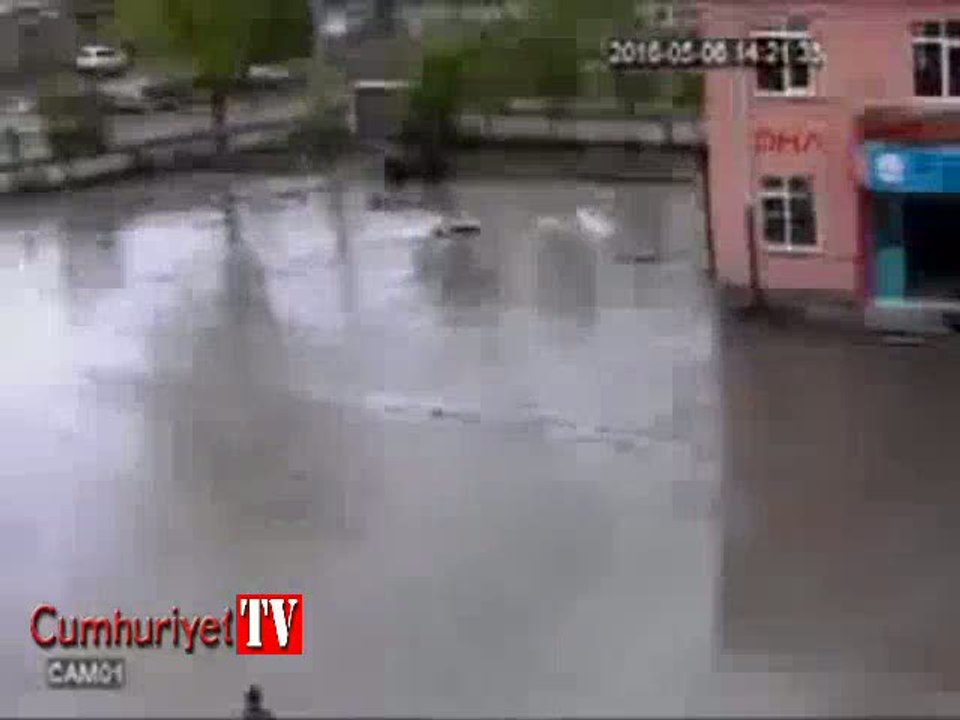 İşte yeni fenomen: Yağmur altında tek başına İstiklal Marşı okudu