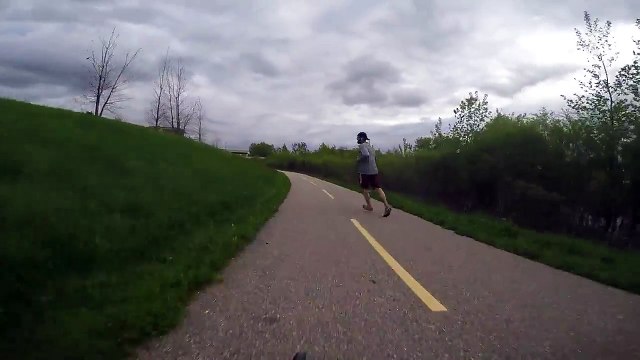 Un cycliste se prend un joggeur qui tourne subitement sur une piste cyclable. Choc violent