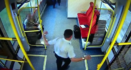 Tải video: La fuite d'un conducteur de train juste avant une collision avec un camion