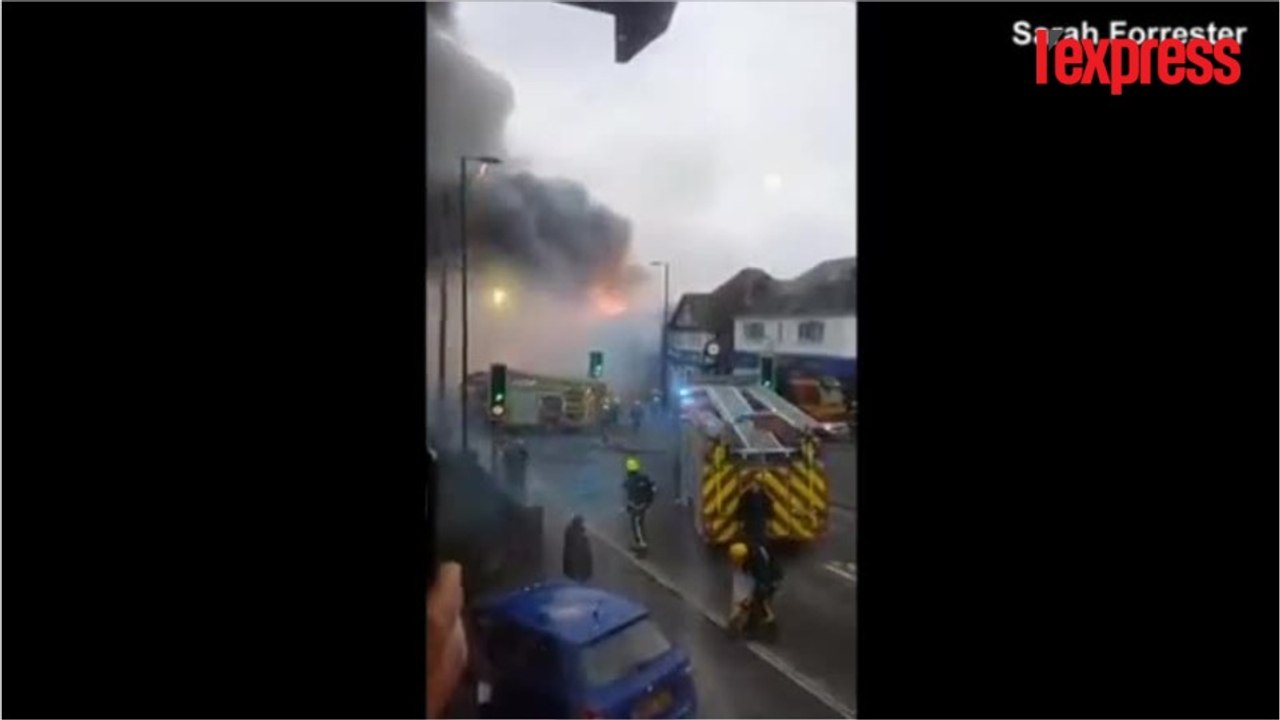 Impressionnant incendie... Dans un magasin de feu d'artifice