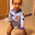 طفل صغير يرقص بصورة غريبة - اضحك من قلبك هههههه