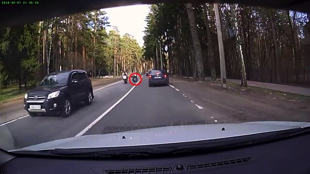 Une roue percute un motard