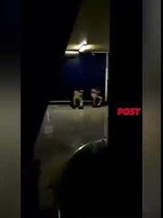 Aduanero en cuba dormido y los pasajeros  esperando por sus maletas