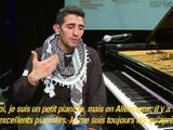 Le jeune pianiste au keffieh qui chante la Syrie aux Allemands