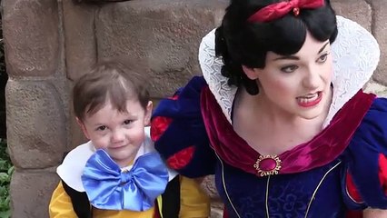 Elle se rend à Disneyland avec son fils et est obligée de filmer la scène en voyant Blanche Neige faire ceci: