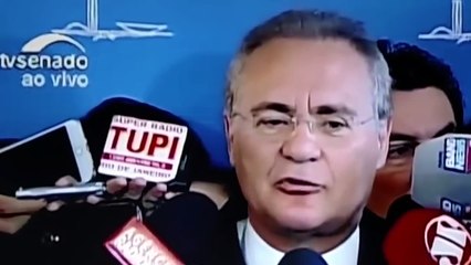 Dente de Renan Calheiros cai durante coletiva