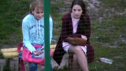 Девушки сидят на лавке одни