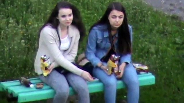 Русские девушки брюнетки кушают и отдыхают на лавке ( Скрытая съёмка во дворе видеокамера снимает )