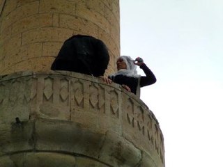 Bıçakla Minareye Çıkan Kadın İntihara Kalkıştı