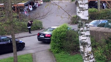 Une femme veut prendre un écureuil en photo