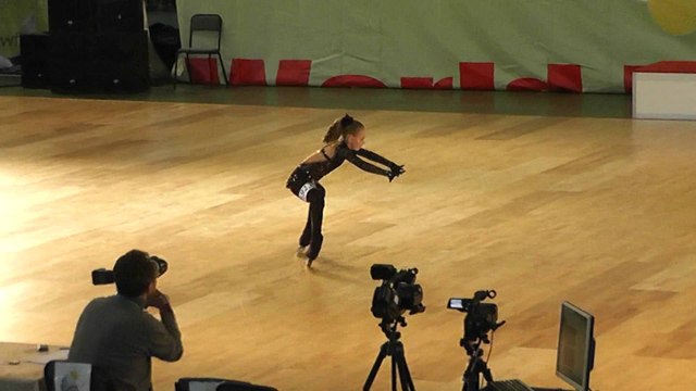 Офигенно девушка танцует на роликах просто ►Super