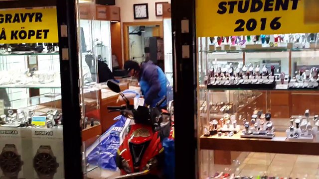 Deux voleurs en scooter s'essayent au braquage de bijouterie (Suède)
