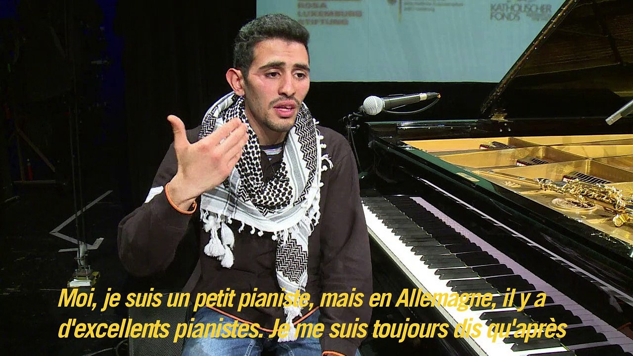 Le jeune pianiste au keffieh qui chante la Syrie aux Allemands