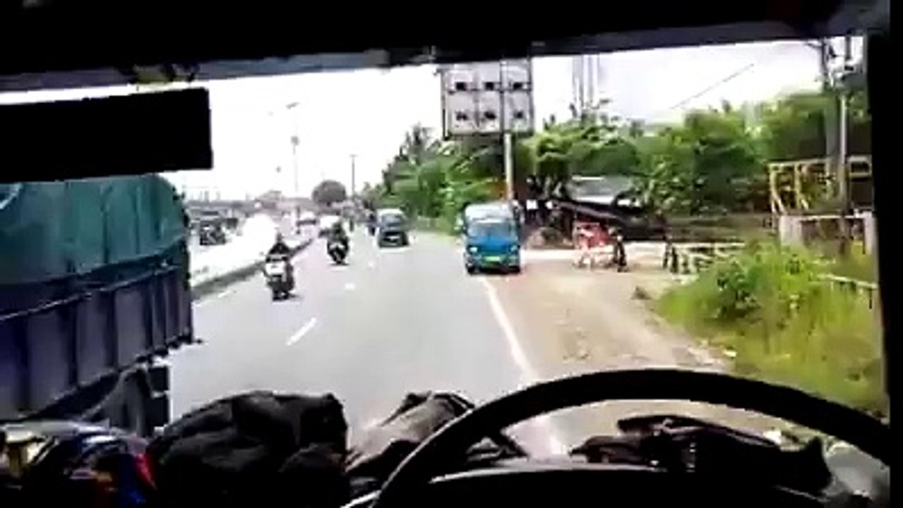 [Nekat] Di Pantura Bus Luragung Lawan Arah