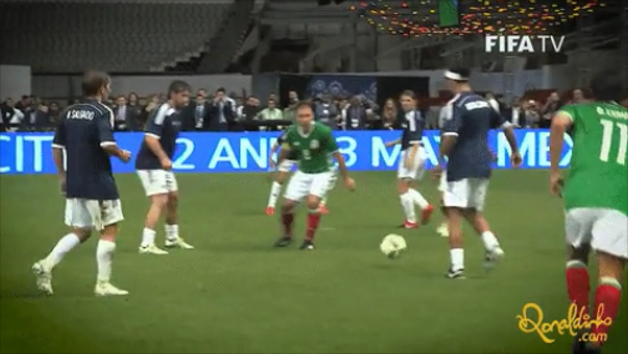 Ronaldinho With Awesome No-Look Assist vs Mexican All Stars!
