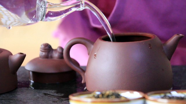 How to Use, Hold and Pour with an Yixing Teapot