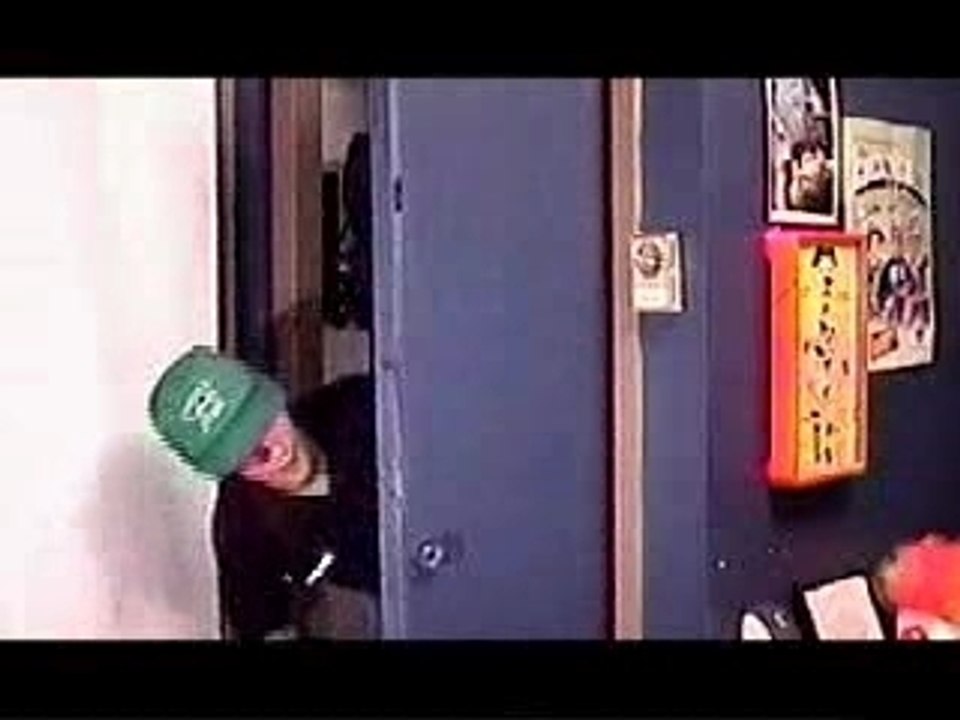 Robert - Le gars qui se cache dans le garde-robe