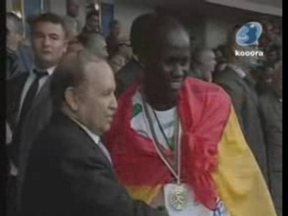 le président Bouteflika en fete avec les joeurs de MCA