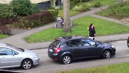 Une femme veut prendre un écureuil en photo et l'animal ne la lache plus