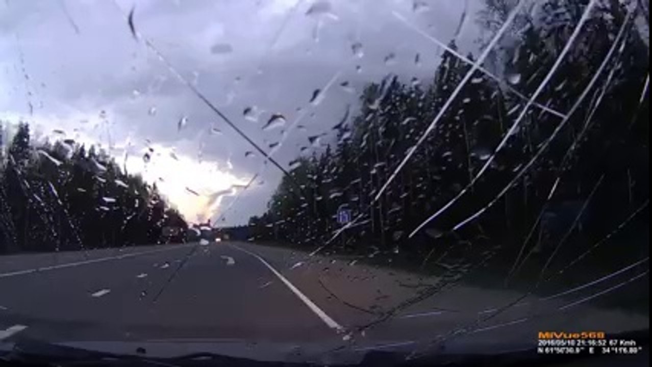 Ils se prennent un élan énorme sur l'autoroute. Crash violent