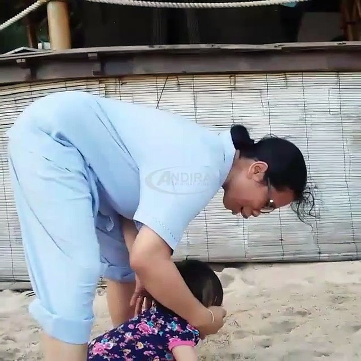 Video Lucu Arsy Addara Sibuk Maen Pasir di Pantai l Anang Hermansyah & Ashanty