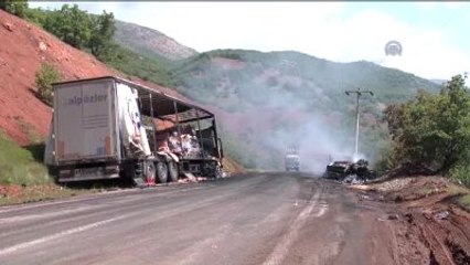 Teröristler Yol Kesip 2 Tırı Yaktı