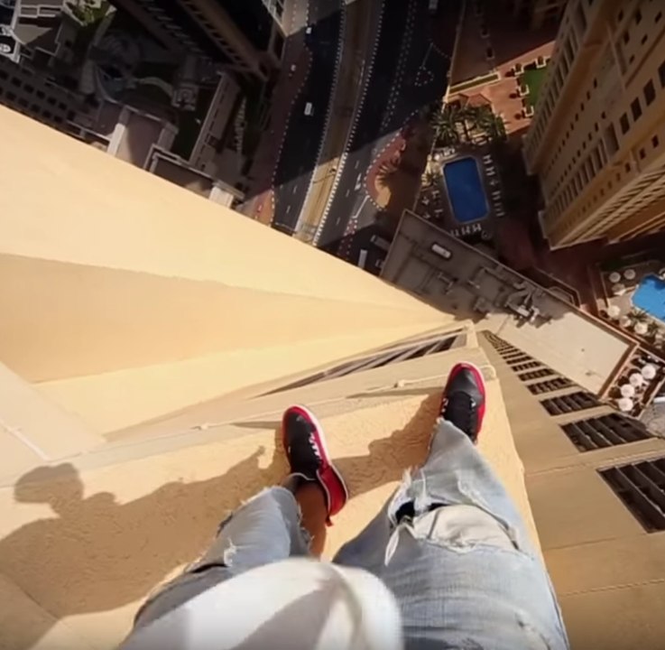 Un hombre arriesga su vida saltando en lo alto de un rascacielos