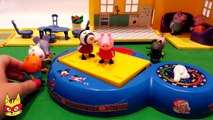  Peppa la Cerdita  Peppa Pig y sus amigos juegan a quien salta mas alto
