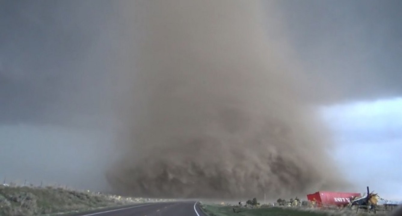 Des homme chasse une tornade impressionnante dans le Colorado!