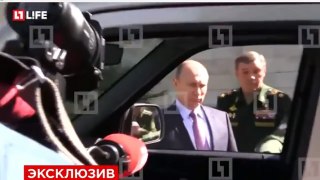 Генерал рассмешил Путина, оторвав ручку авто УАЗ Патриот во время экскурсии