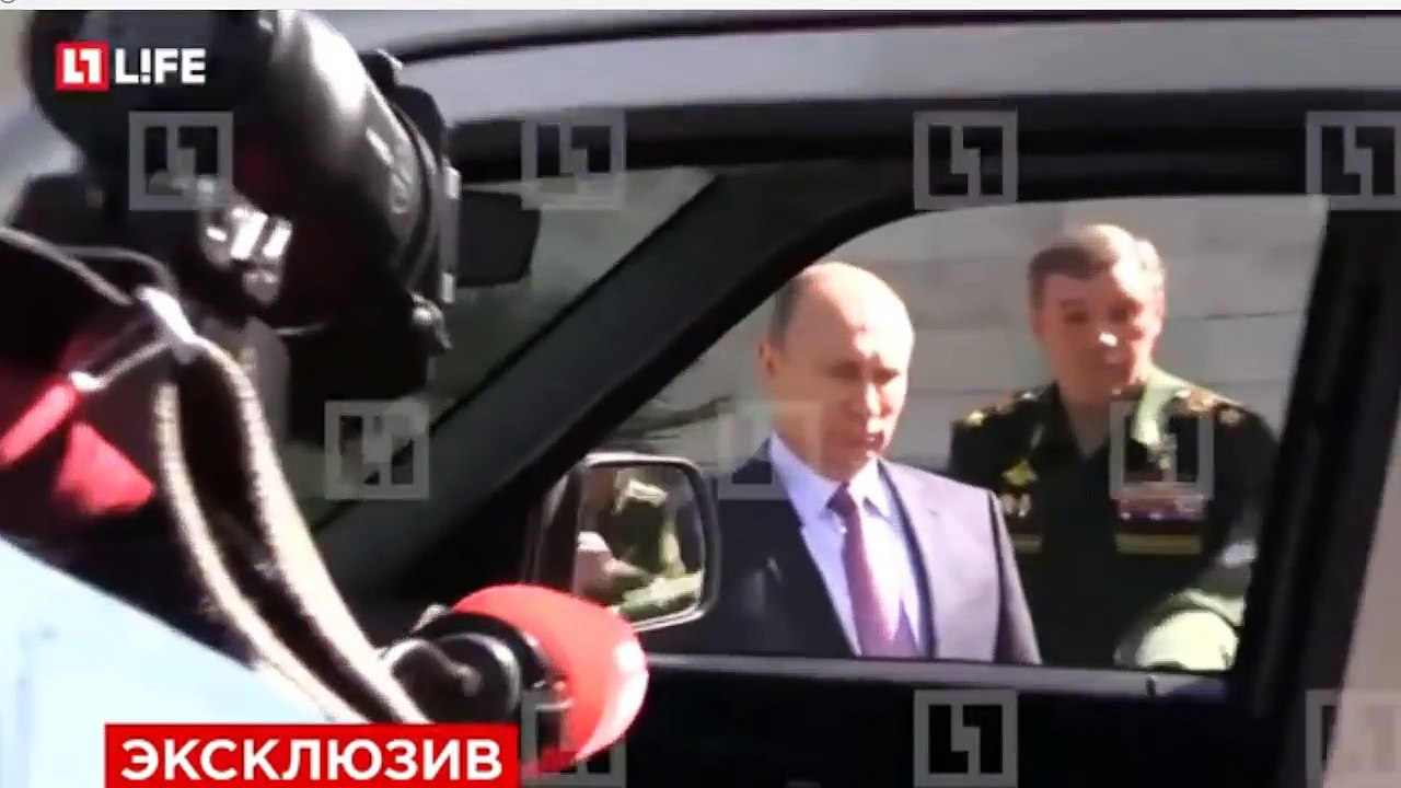 Генерал рассмешил Путина, оторвав ручку авто УАЗ Патриот во время экскурсии