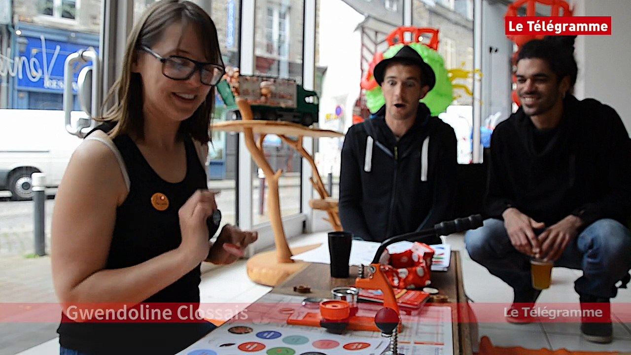 Art Rock. Fabrication de badges en marge du festival