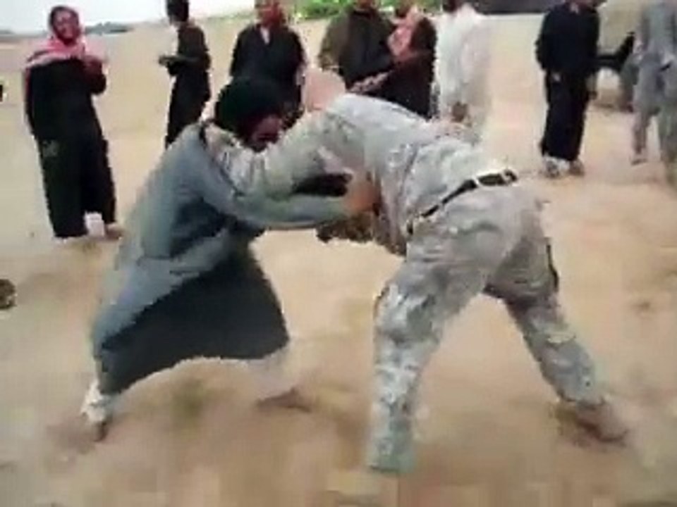 مصارعه بين جندى امريكى ومواطن عراقى