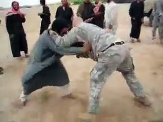 مصارعه بين جندى امريكى ومواطن عراقى