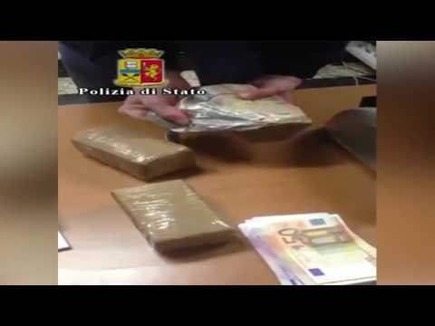 ARRESTOHET NJE SHQIPTAR NE TORINO PER TRAFIK DROGE,IU GJETEN 109 MIJE EURO E MAKINA LAJM mpg