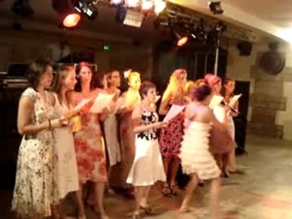 Au mariage de Sophie, Amélie mène la chorale