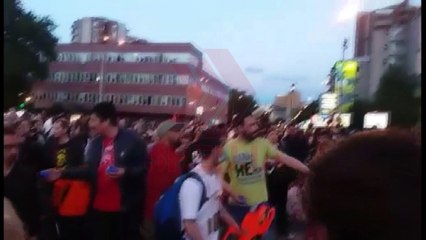 Protestuesit ngjyrosin Kuvendin, nisen drejt MPJ-së dhe Qeverisë (Video)