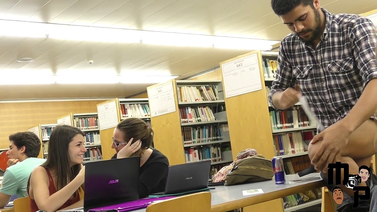 Depilación en la biblio Cámara oculta - Prank