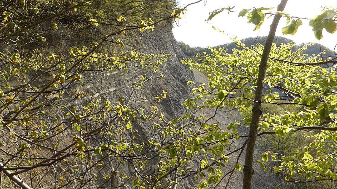 Von der Burgruine Hohenneuffen über die Höllenlöcher und Barnberghöhle zum Jusi (Vulkanschlot)