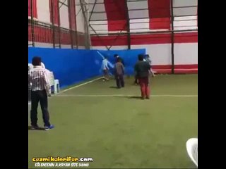 Kapalı Halı Sahada Yapılan Düğünü Avantaja Çeviren Afacanlar