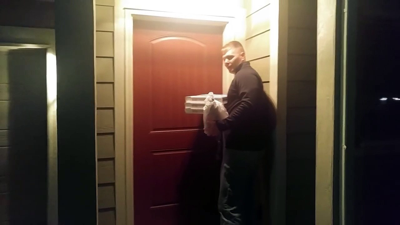 Il se présente à cette maison avec 3 pizzas dans les mains, quand la femme ouvre la porte, elle est déstabilisée!