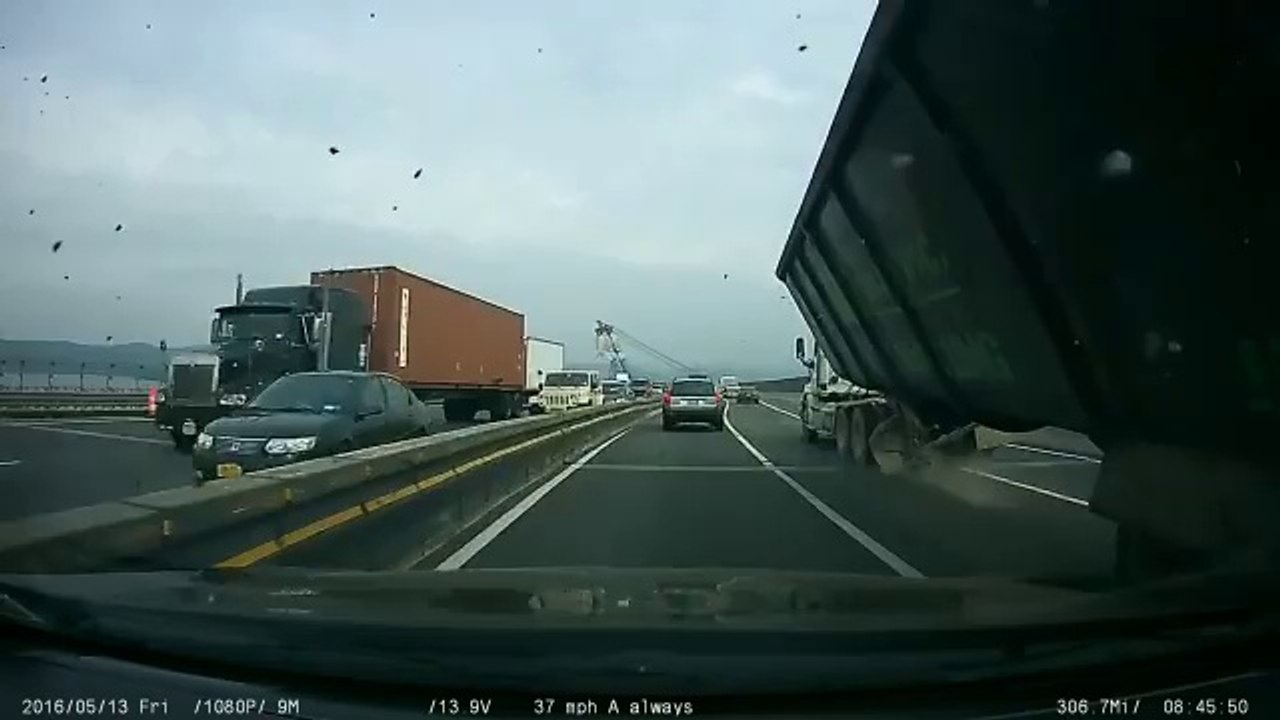 Dashcam captures truck overturn on Tappan Zee Bridge - Truck Flips Over.