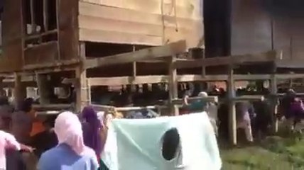 Des villageois déplacent une maison pour échapper aux inondations