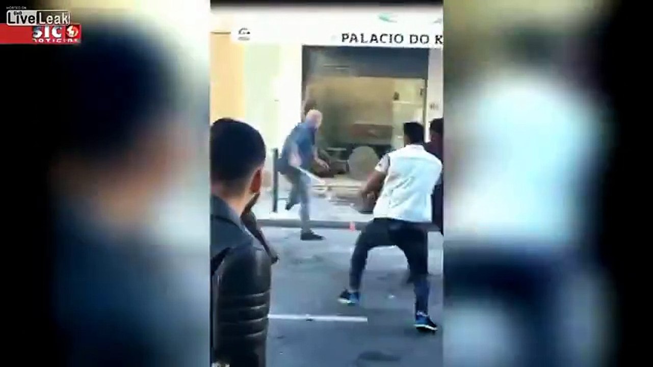 Gruppe Dunkelhäutiger attackiert Restaurantbesitzer