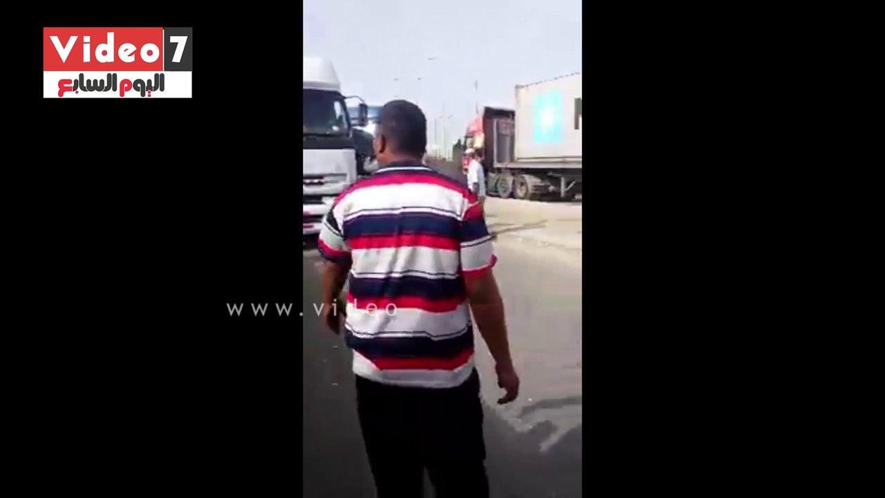 سائقو النقل الثقيل بميناء دمياط يضربون عن العمل لزيادة "النولون"