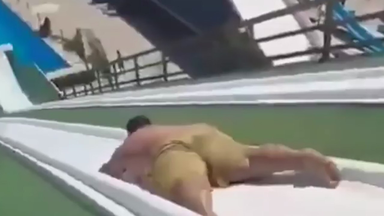 Un homme bien portant descends ce toboggan !